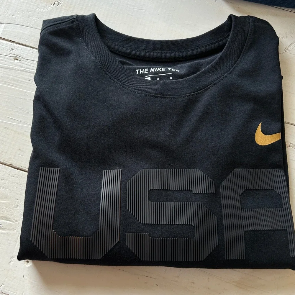 Nike USA Basketball T-Shirt Mens Large Black Gold Swoosh Graphic Tee
